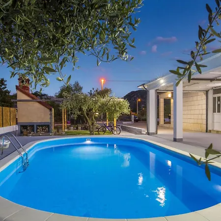 Awesome In With Kitchen Holiday home