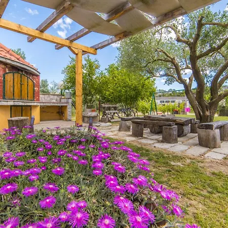 2 Bedroom Cozy In Ferienhaus Stasevica